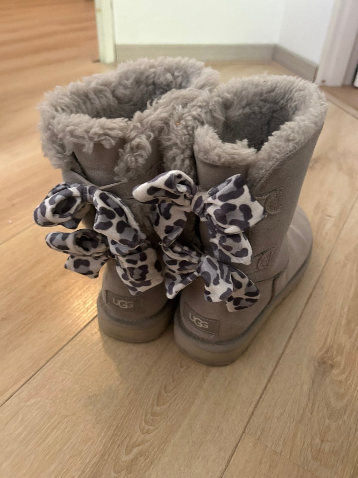 Uggs maat 39, Ophalen of Verzenden, Zo goed als nieuw, Jongetje of Meisje, Schoentjes