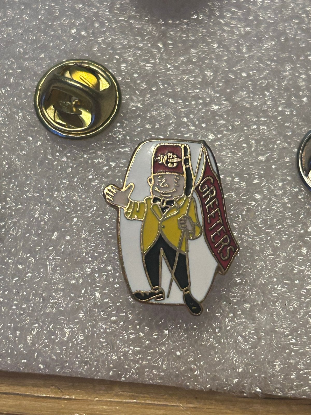 Vintage Greeters Pin - Uniek verzamelobject, Ophalen of Verzenden, Gebruikt, Figuurtje, Speldje of Pin
