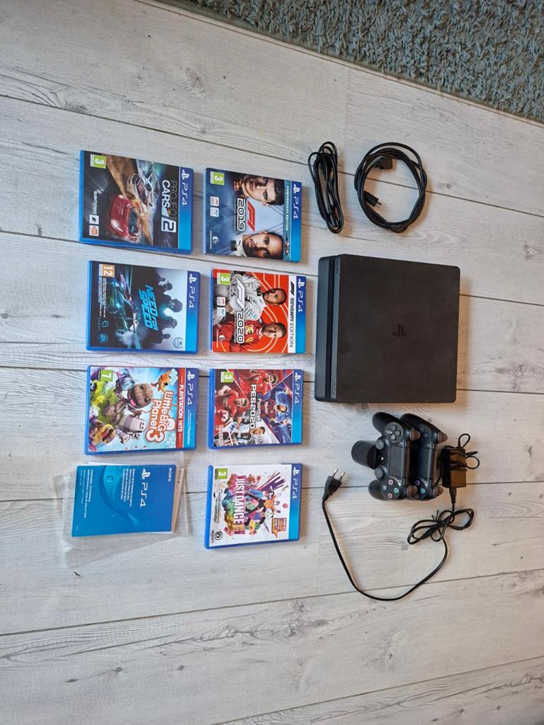 PlayStation 4 Slim 1TB met games en laadstation, Met 2 controllers, Ophalen of Verzenden, 1 TB, Slim