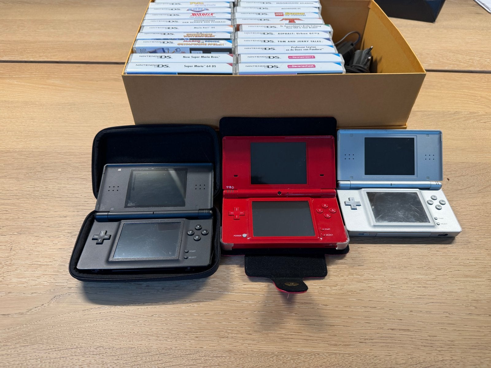3x Nintendo DS + 2x hoes met 21 games en opladers, Spelcomputers en Games, Spelcomputers | Nintendo DS, Ophalen, Overige kleuren