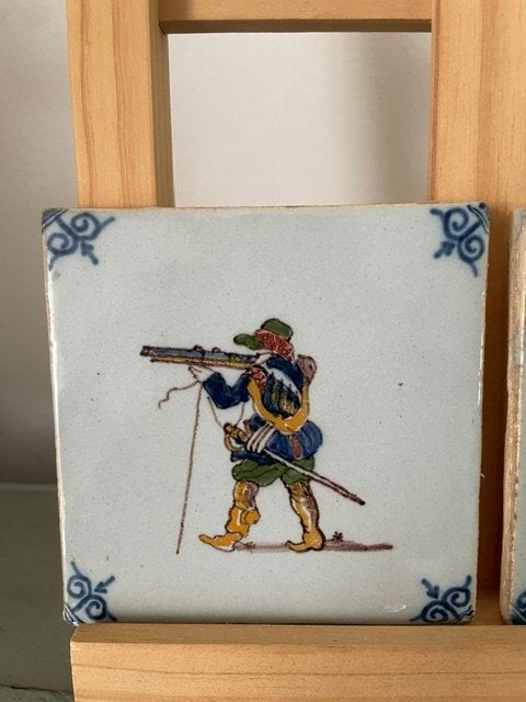 Handbeschilderd tegeltje Tichelaar Makkum. Soldaat geweer, Antiek en Kunst, Ophalen