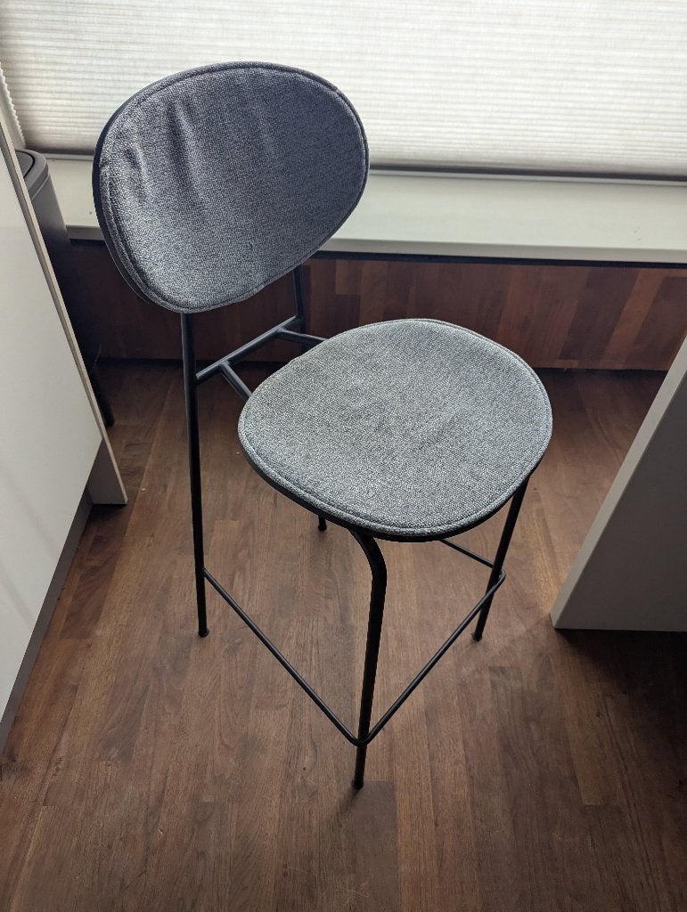 4 design barkrukken – grijs stof, zwart metalen frame, Ophalen, Gebruikt, 60 tot 90 cm, Metaal