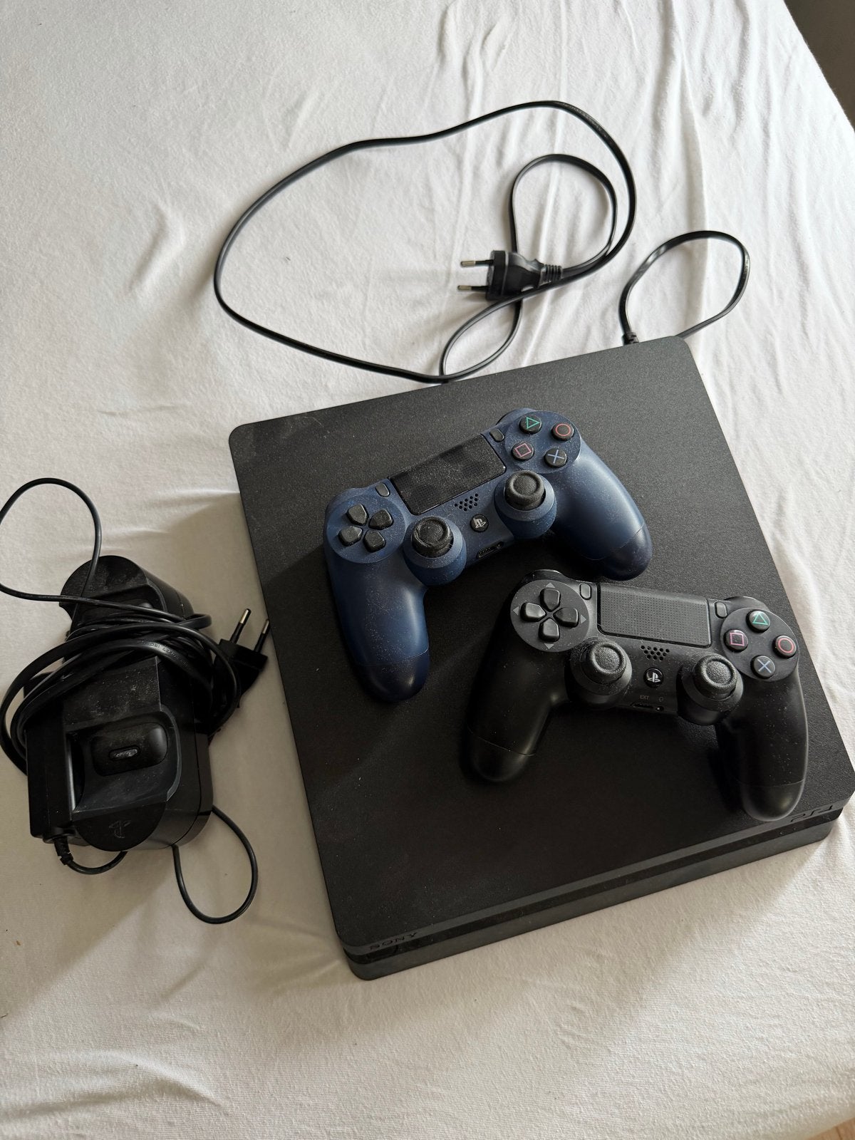 PlayStation 4 Slim met 2 controllers en Sniper game, Ophalen, Met 2 controllers, Slim, 500 GB