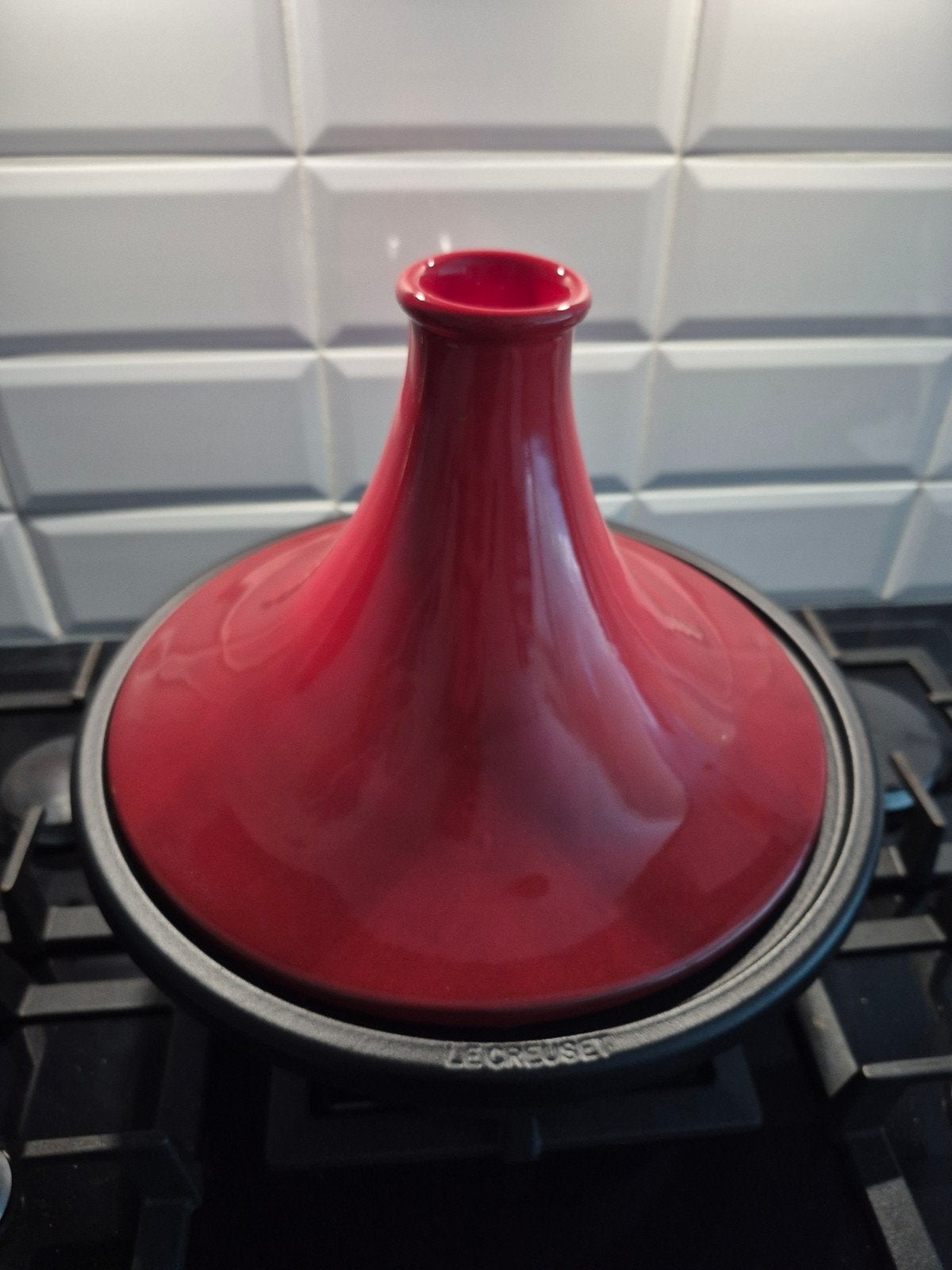 Le creuset tajine zo goed als nieuw rood zwart, Huis en Inrichting, Keuken | Potten en Pannen, Ophalen, Zo goed als nieuw, Gietijzer
