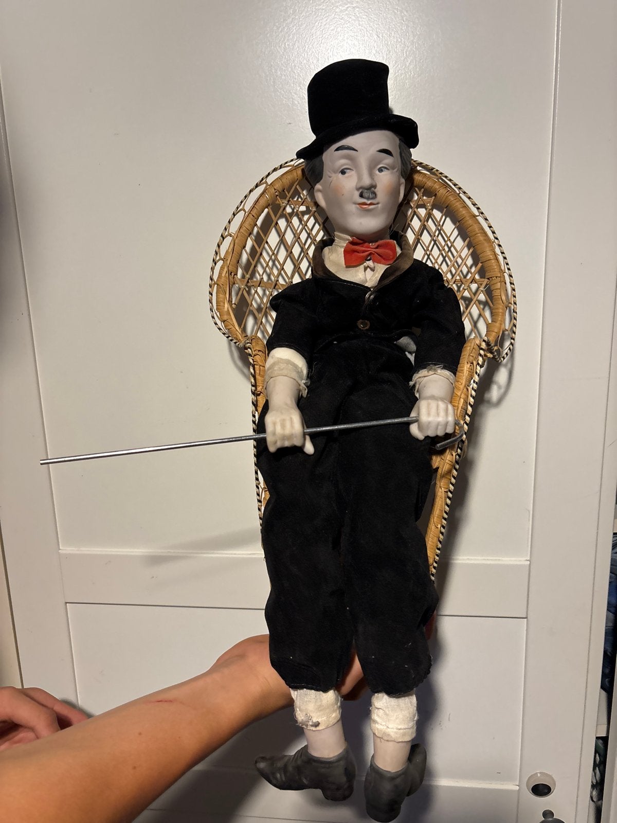 Vintage Charlie Chaplin pop met rieten stoel, Verzamelen, Ophalen, Gebruikt, Pop