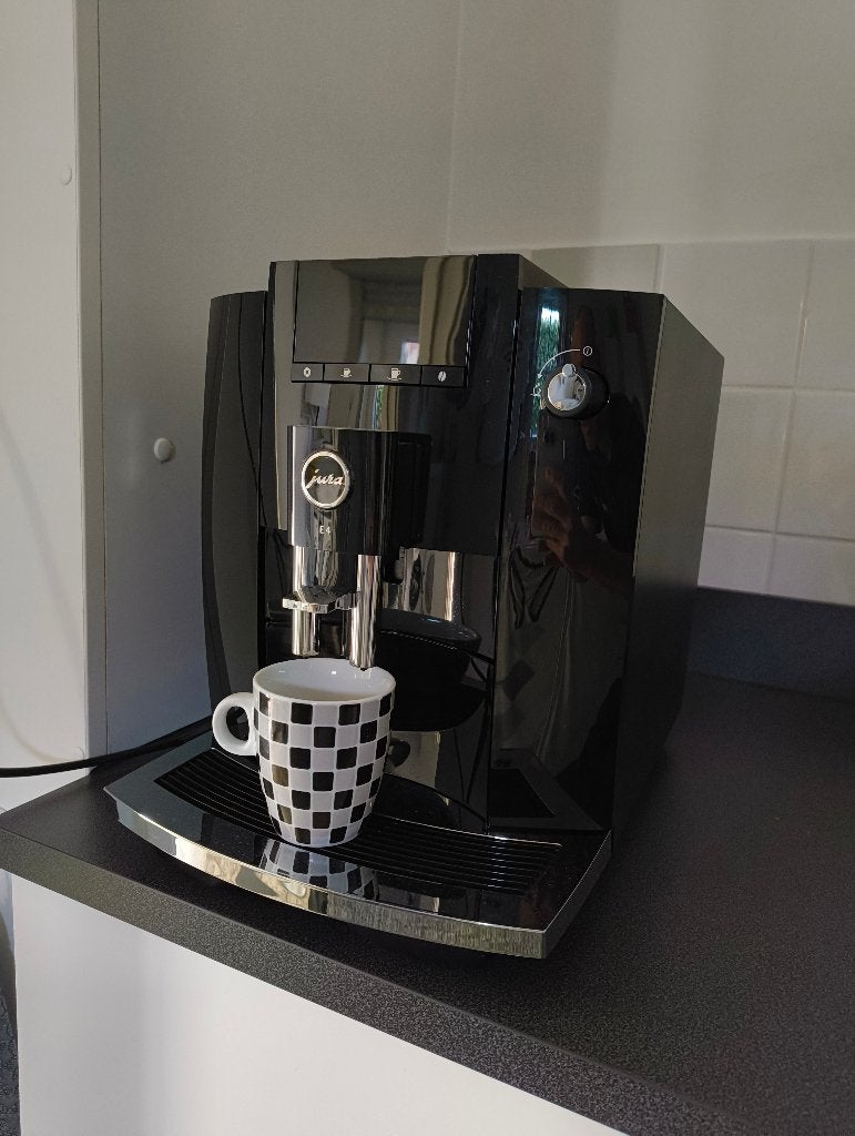 Jura E4 koffiemachine piano black, Ophalen, Gebruikt, Koffiemachine, 2 tot 4 kopjes