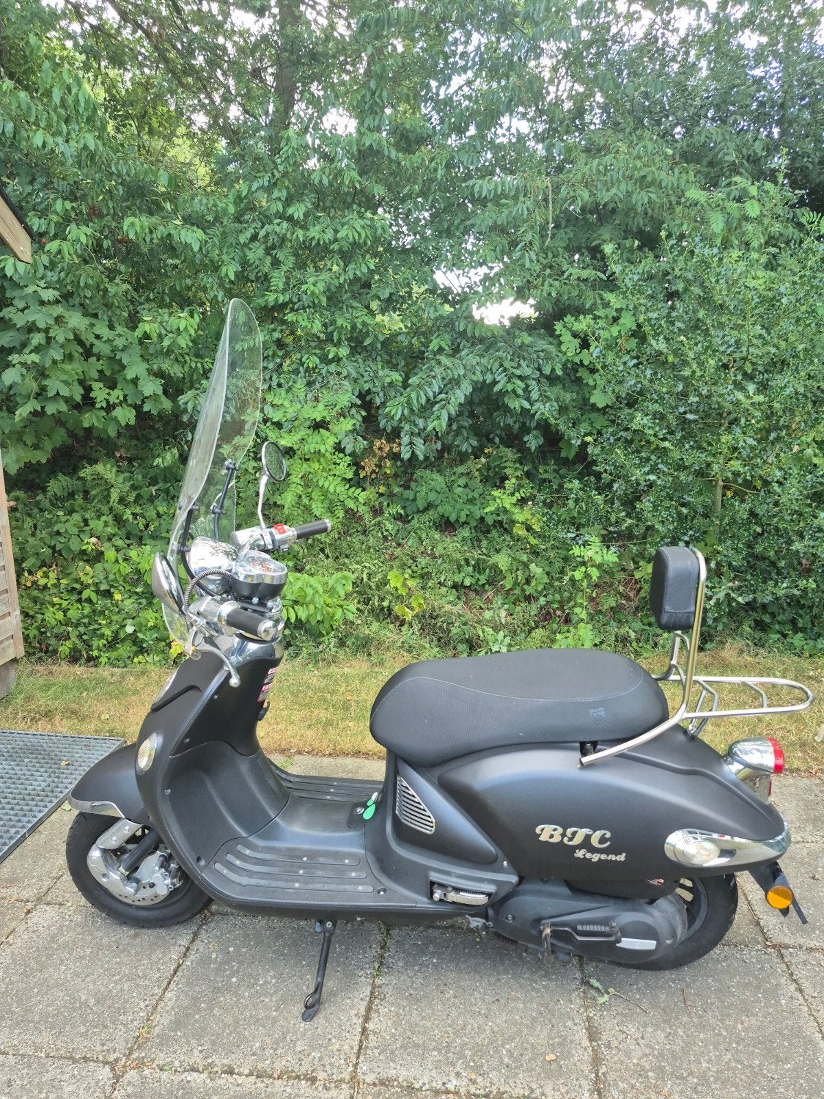 Scooter BTC Legend - mat zwart - geel kenteken, Fietsen en Brommers, Ophalen, Gebruikt, Benzine, Overige merken