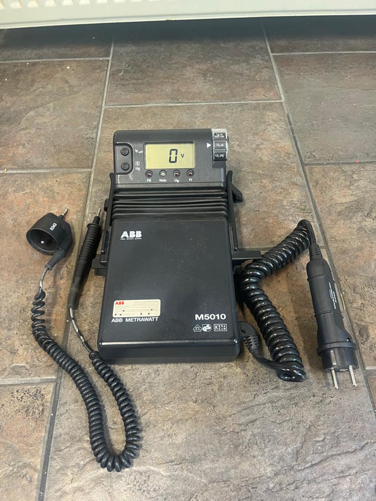 ABB M5010 Meet- en Testinstrument met Gebruiksaanwijzing, Doe-het-zelf en Verbouw, Meetapparatuur, Ophalen of Verzenden, Gebruikt