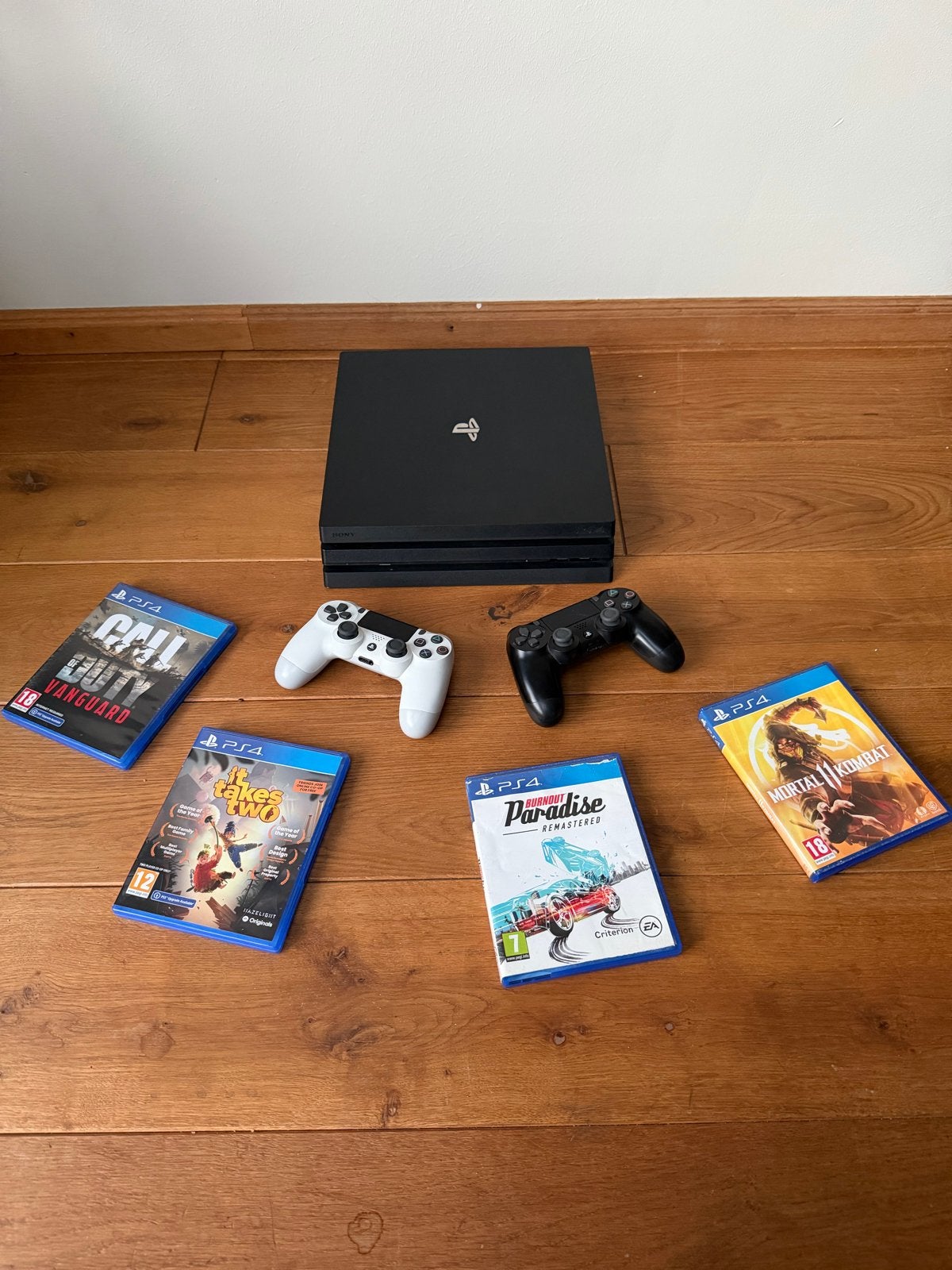 PlayStation 4 Pro met 2 controllers en 4 games, Spelcomputers en Games, Spelcomputers | Sony PlayStation 4, Ophalen, Met games