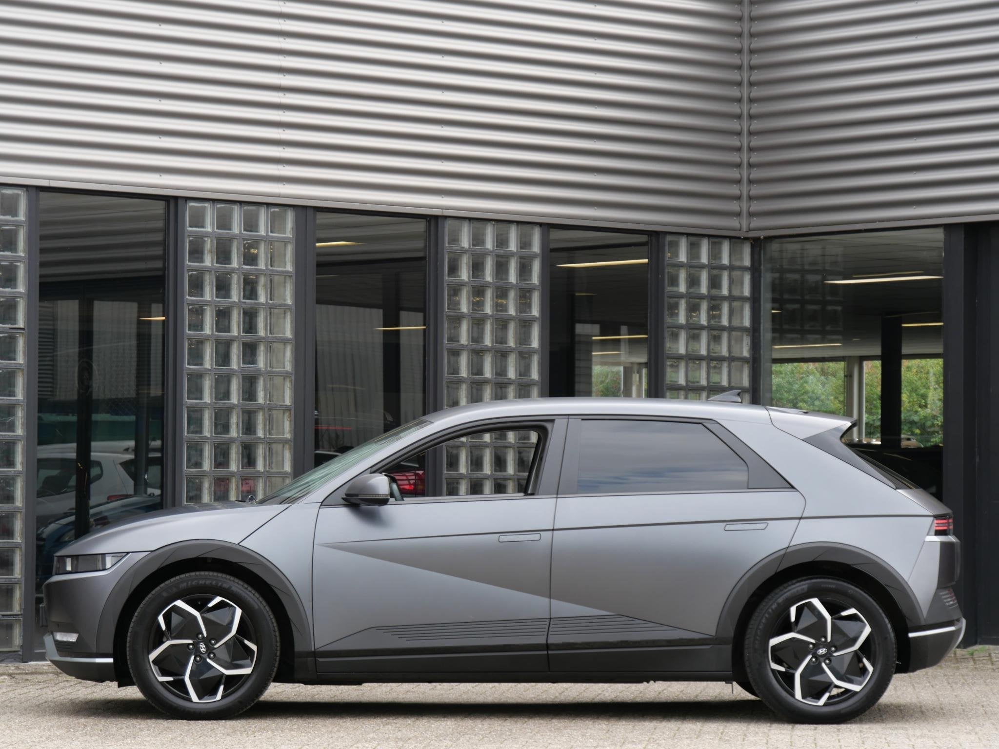 Hyundai IONIQ 5 58kWh CONNECT +/ WARMTEPOMP/ LEER/ HEAD-UP/, Auto's, Dealer onderhouden, Achterwielaandrijving, Gebruikt, Zwart