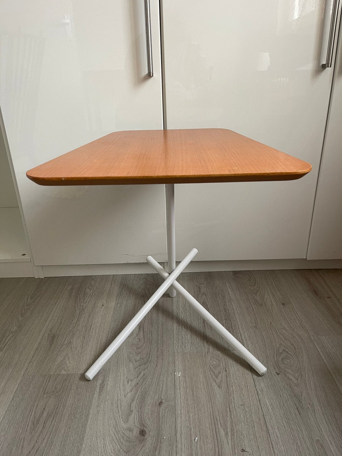 IKEA RYAN laptoptafel / bijzettafel (houtlook & wit), 50 – 75, Minder dan 50 cm, 50 tot 100 cm, Zo goed als nieuw