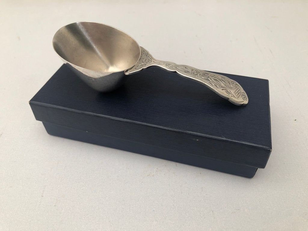 D.E  (H. Hooijkaas) verzilverde koffie maatje/lepel - Jr 60, Ophalen of Verzenden