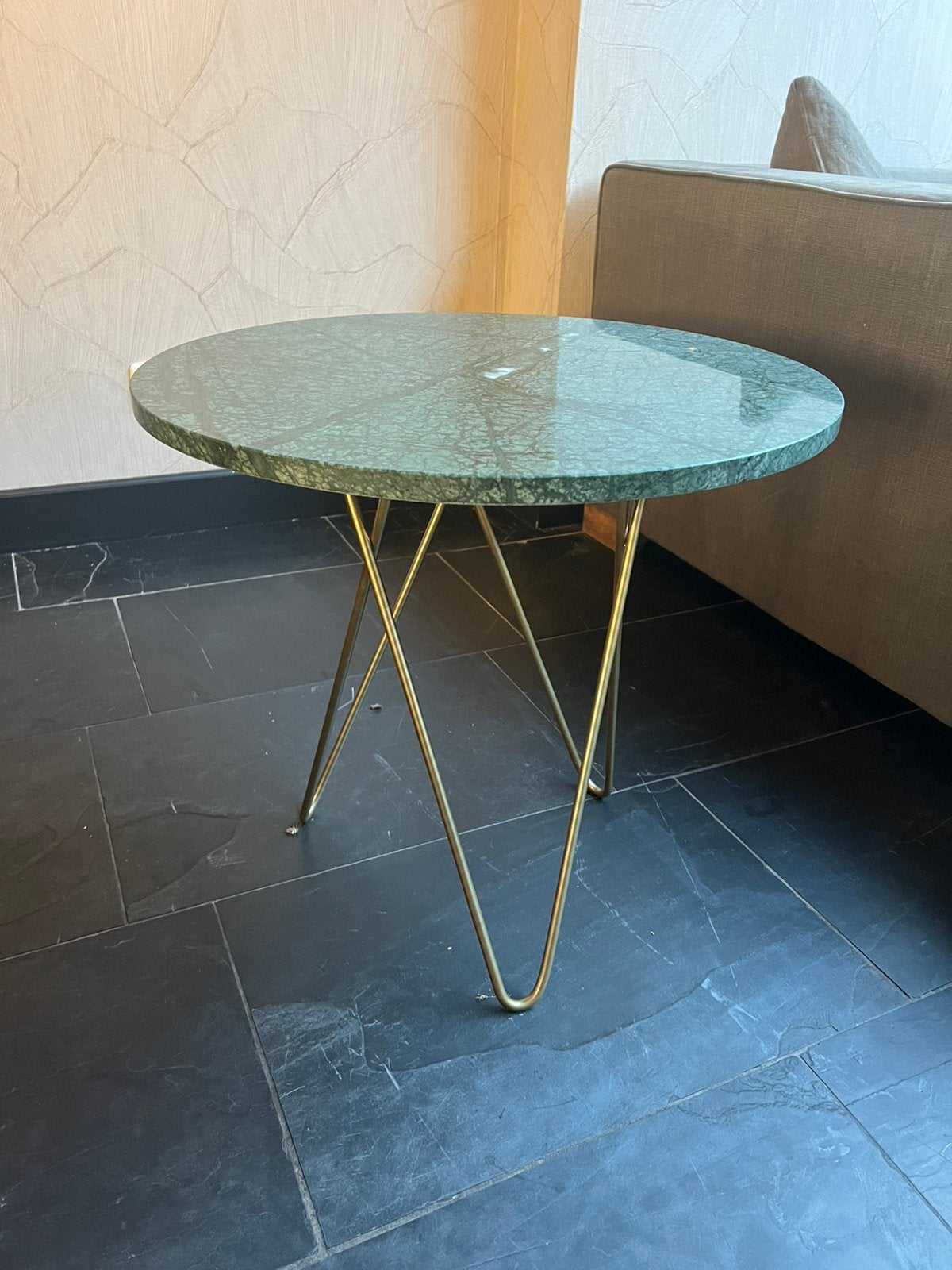 Groen natuursteen - bijzettafel - gouden driepoot, Huis en Inrichting, Tafels | Bijzettafels, Overige materialen, Minder dan 55 cm