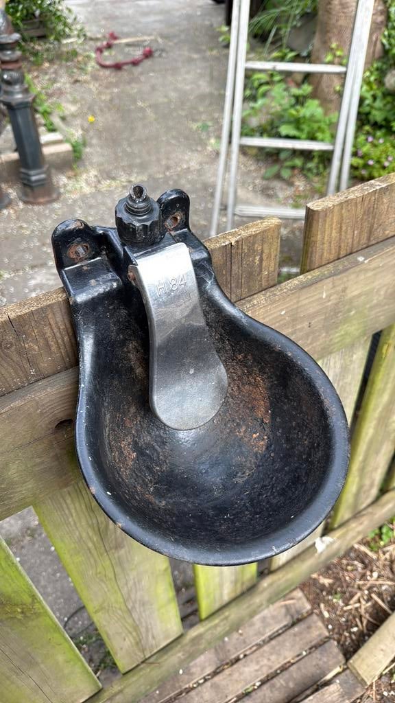 Gietijzeren drinkbak voor vee/paarden robuust model