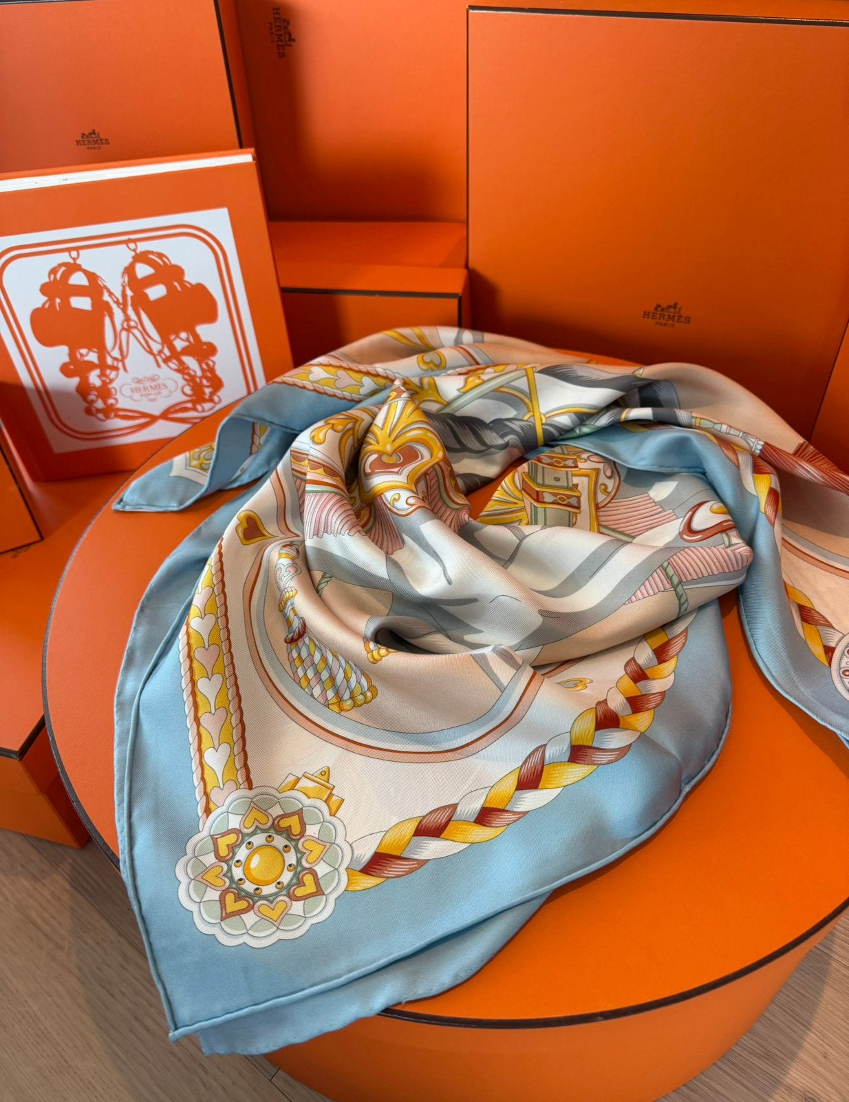 Hermes harnais de coeur sjaal100 procent zijde 90/90cm, Ophalen of Verzenden, Nieuw, Maat 42/44 (L), Sjaal