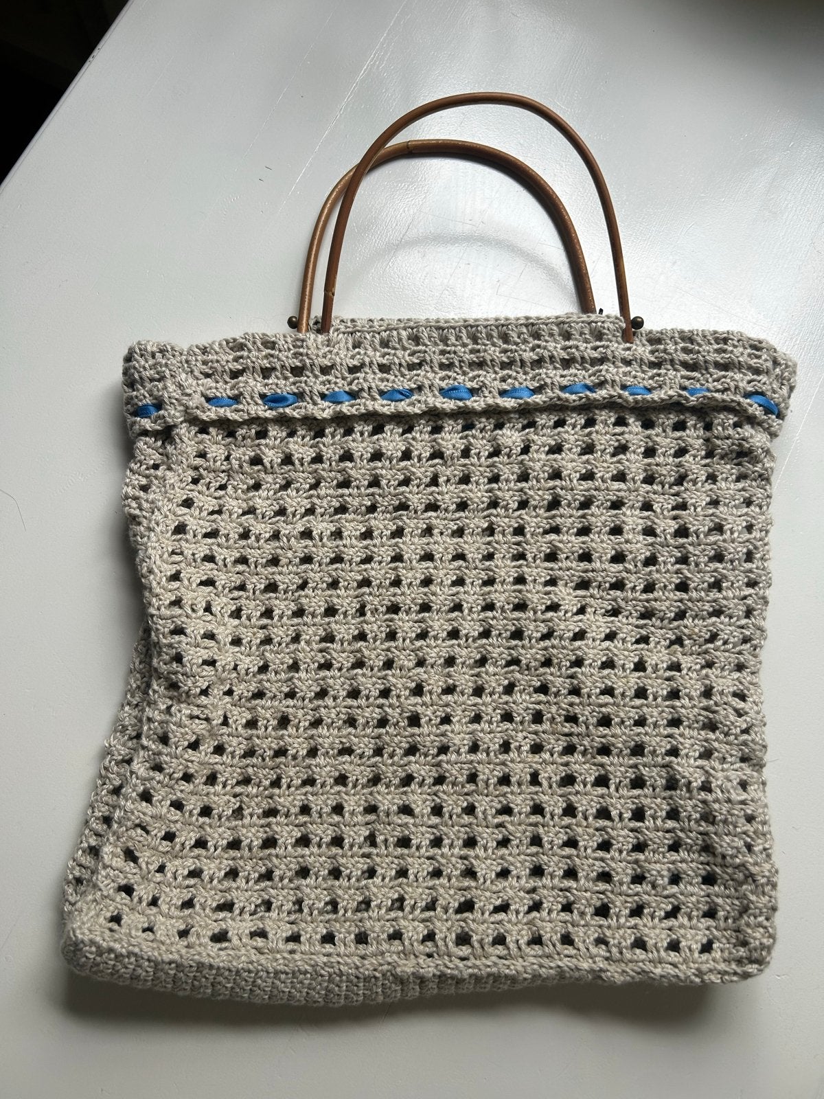 Stijlvolle stevige Gehaakte Tas met Houten Hengsels, Ophalen of Verzenden, Nieuw, Beige, Shopper