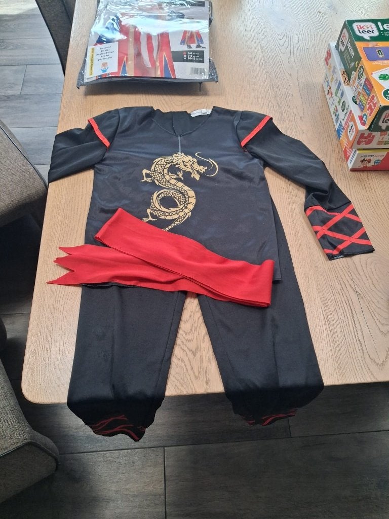 Ninja verkleedpak zwart/rood | Maat 6 tot 8 jaar |, Ophalen of Verzenden, Gebruikt, 122 t/m 128, Jongen of Meisje