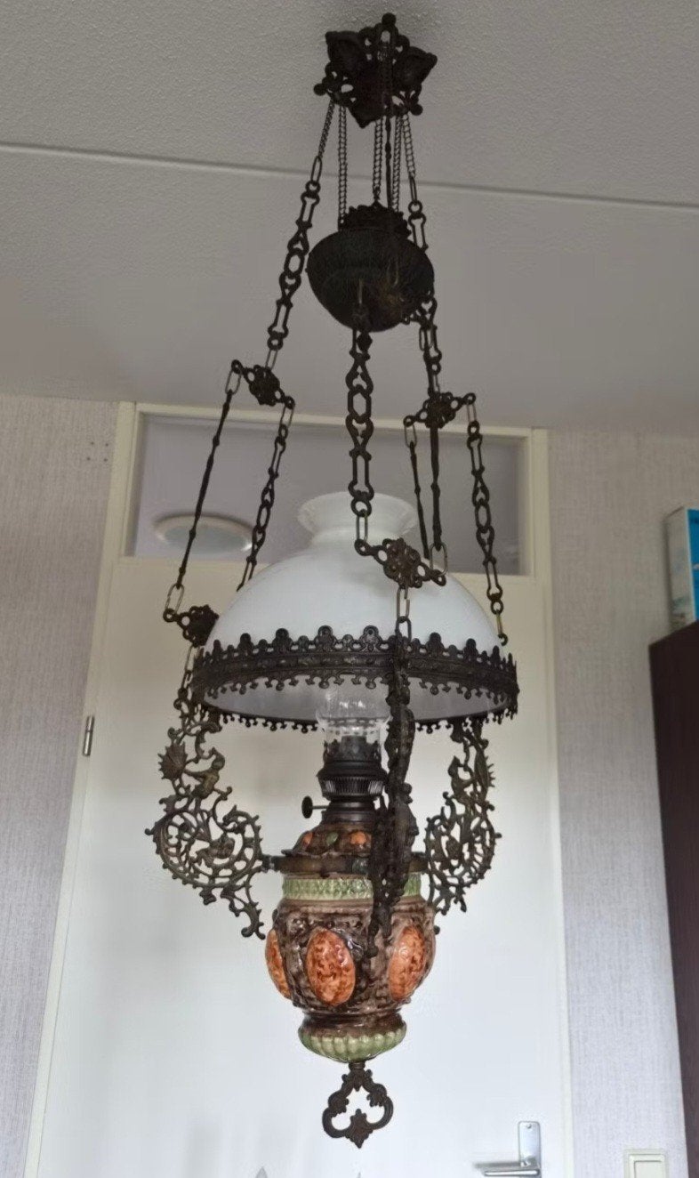 Antieke olielamp met sierlijke bronzen ophanging, Ophalen of Verzenden