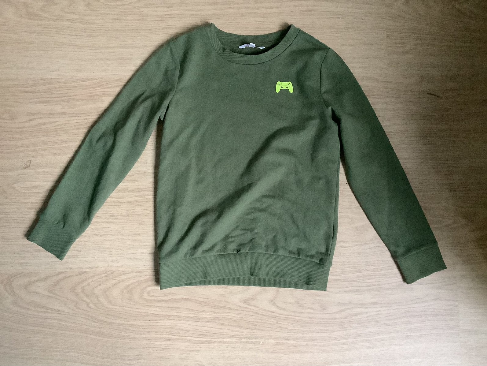 mooie groene sweater met game opdruk maat 134, Kinderen en Baby's, Ophalen of Verzenden, Zo goed als nieuw, Jongen, Trui of Vest