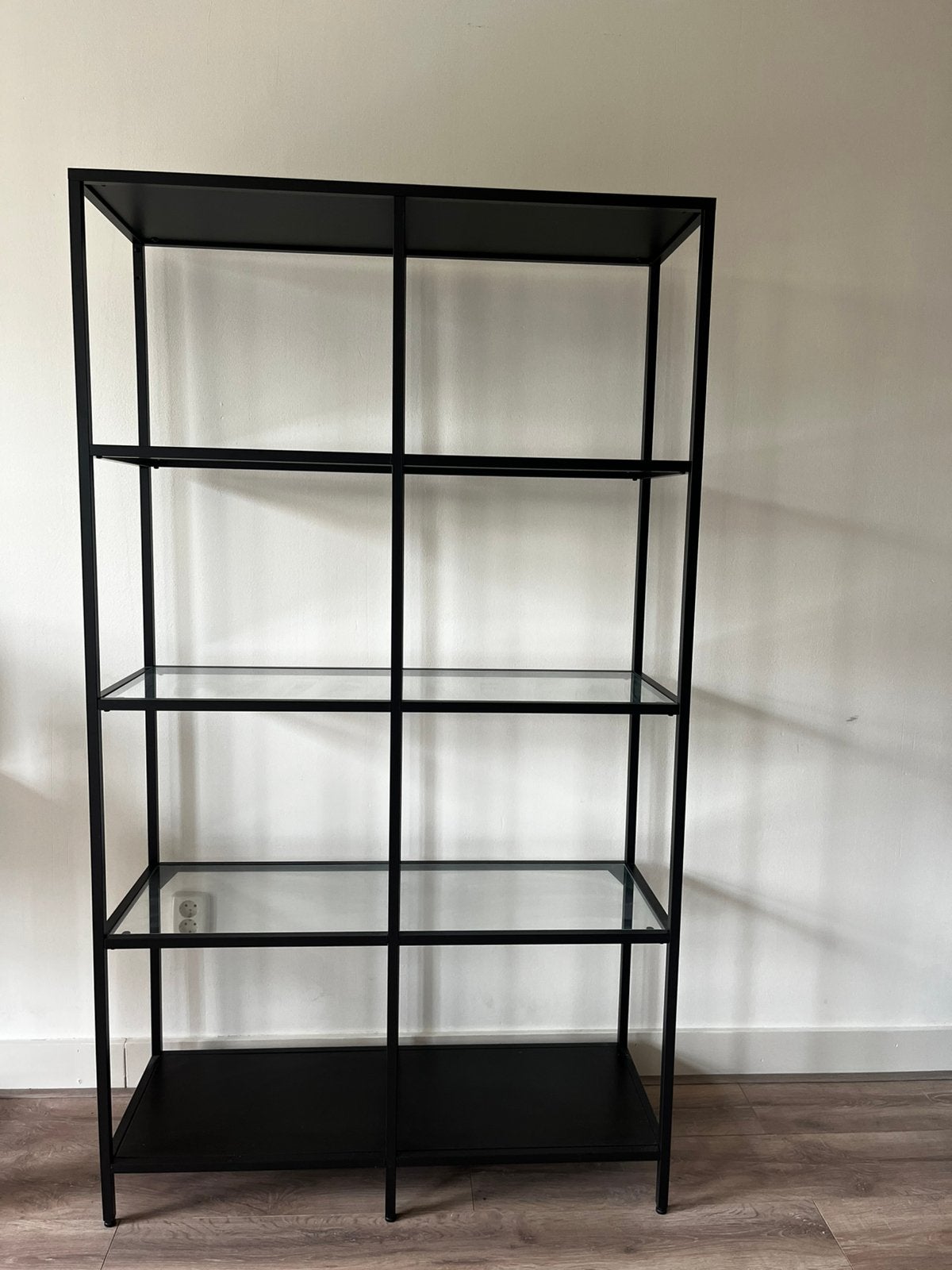 Hoge zwarte stellingkast IKEA VITSJO - Nieuwprijs €89,99, Huis en Inrichting, Ophalen, Zo goed als nieuw