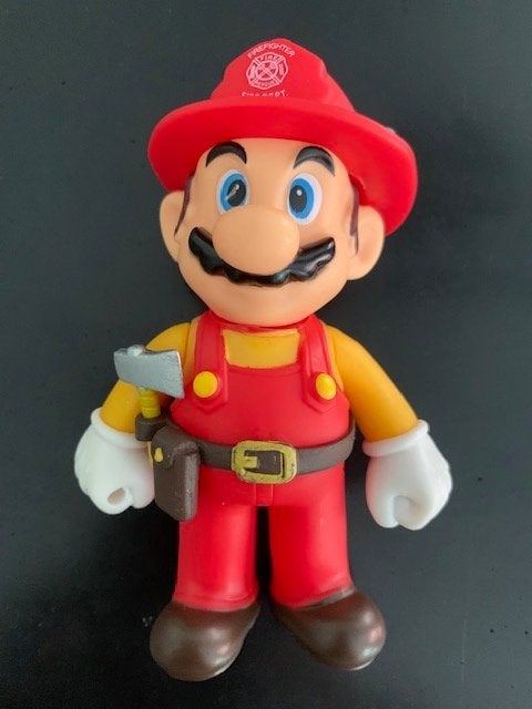 Nieuwe beweegbare Super Mario brandweer pop / figuur. 13 cm, Ophalen of Verzenden, Zo goed als nieuw