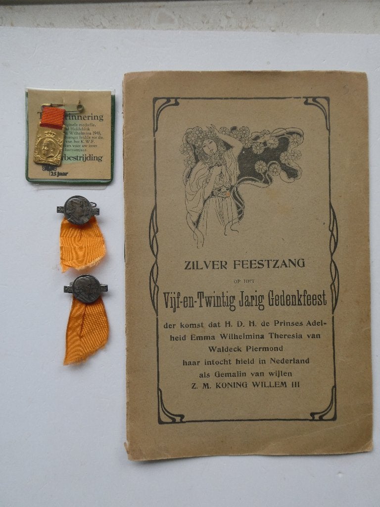 koningin Emma 25 jaar Zilver Feestzang + speldjes, Ophalen of Verzenden, Gebruikt, Nederland, Overige typen