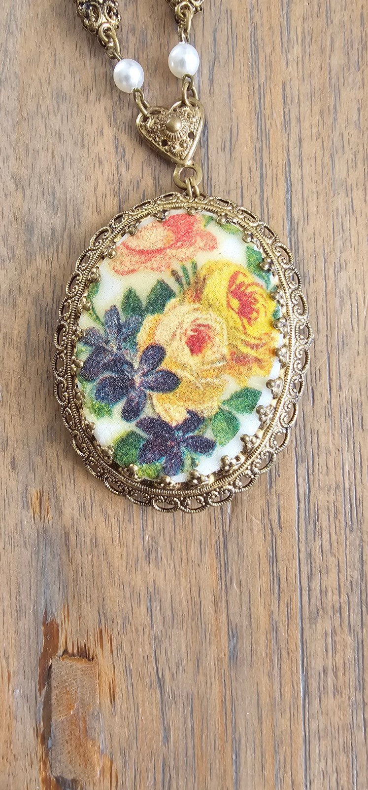Vintage ketting met bloemenmedaillon en parels, Gebruikt, Ophalen of Verzenden, Goud, Overige materialen
