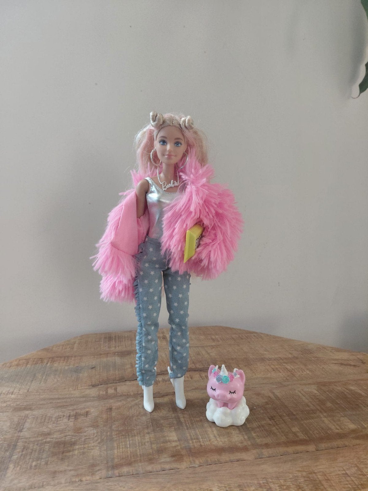 Barbie pop met roze jas en eenhoorn, Ophalen of Verzenden, Gebruikt, Barbie