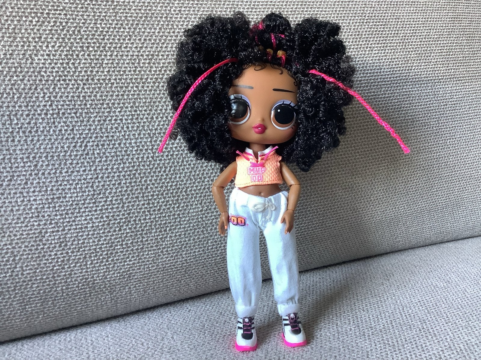 Schattig popje met krullend haar en trendy outfit, Ophalen of Verzenden, Zo goed als nieuw, Overige typen
