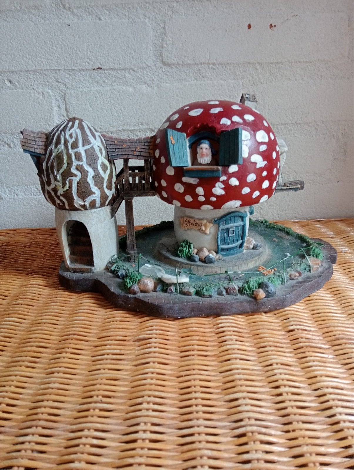 Efteling paddenstoel huisje met kabouter beeldje, Ophalen of Verzenden, Zo goed als nieuw, Beeldje of Poppetje