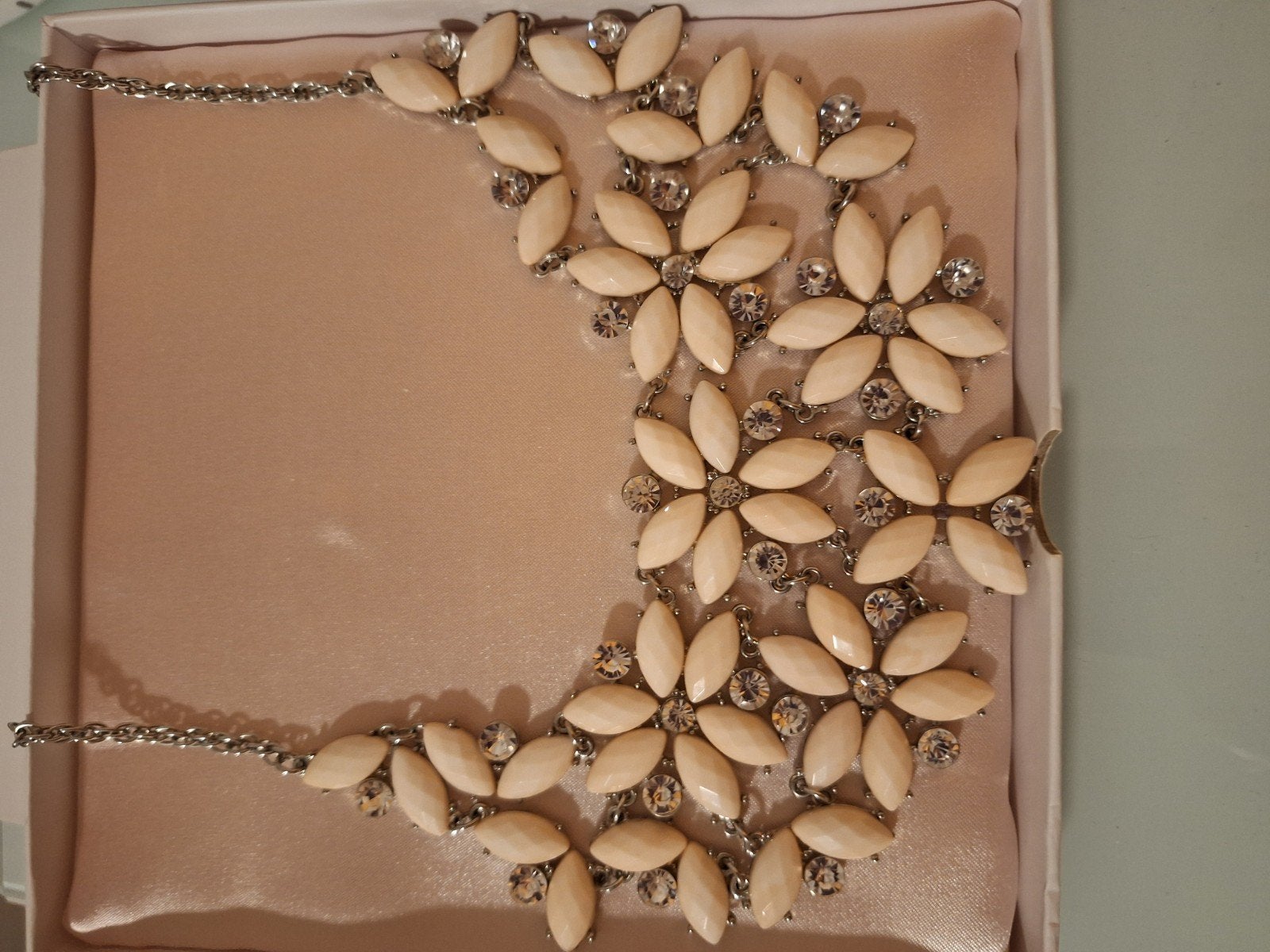 Elegante ketting met bloemmotief en strass, Sieraden, Tassen en Uiterlijk, Overige materialen, Beige, Ophalen of Verzenden, Zo goed als nieuw