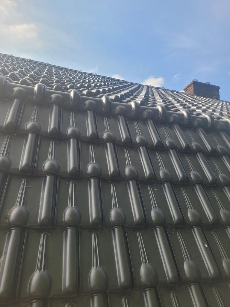 Zwarte kruispannen, zo goed als nieuw, Doe-het-zelf en Verbouw, Dakpannen en Dakbedekking, Ophalen, Steen of Klei, Zwart, 5 tot 10 m²