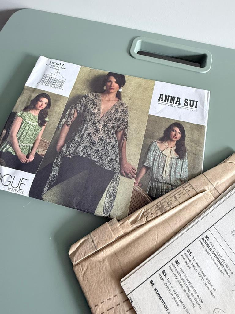 Anna Sui Vogue 2947 naaipatronen dames blouses mt 6 8 10 12, Ophalen of Verzenden, Nieuw, Vrouw, Overige merken