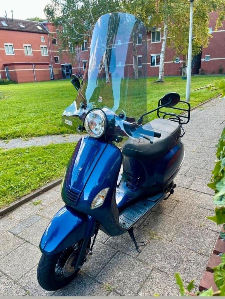 Blauwe scooter met windscherm - Goede staat, Gebruikt, Agm, Ophalen of Verzenden, Benzine