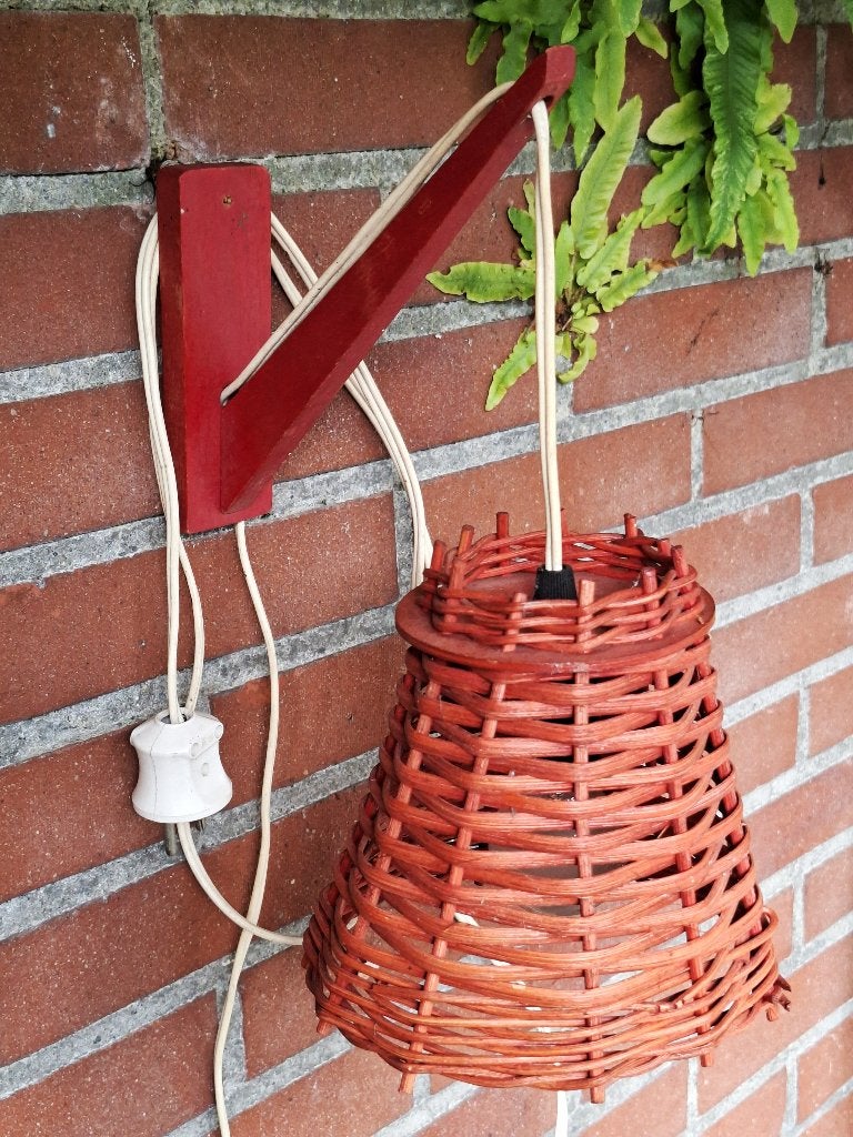 vintage wandlampje -origineel jaren 60 met rood rieten kapje, Gebruikt, Rood, Ophalen of Verzenden, Overige merken