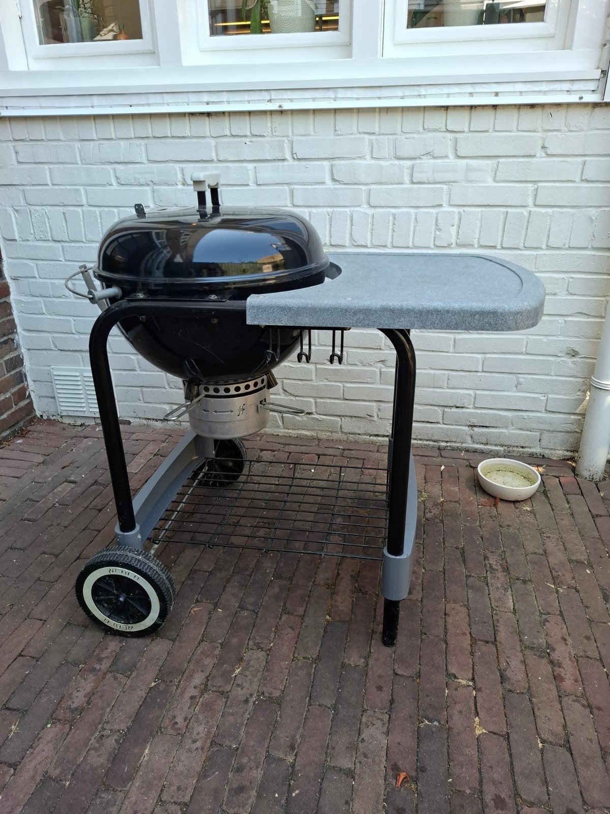 WEBER houtskool bbq met zijtafel en verrijdbaar., Tuin en Terras, Houtskoolbarbecues, Ophalen
