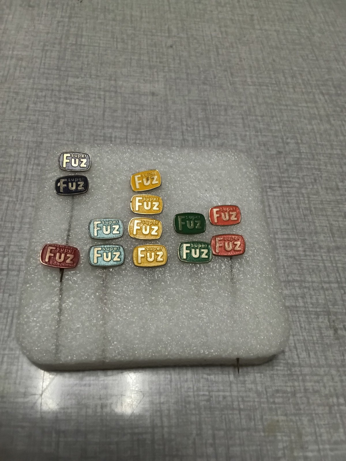 6 verschillende speldjes van ,super " FUZ", Verzamelen, Speldjes, Pins en Buttons, Ophalen, Overige onderwerpen
