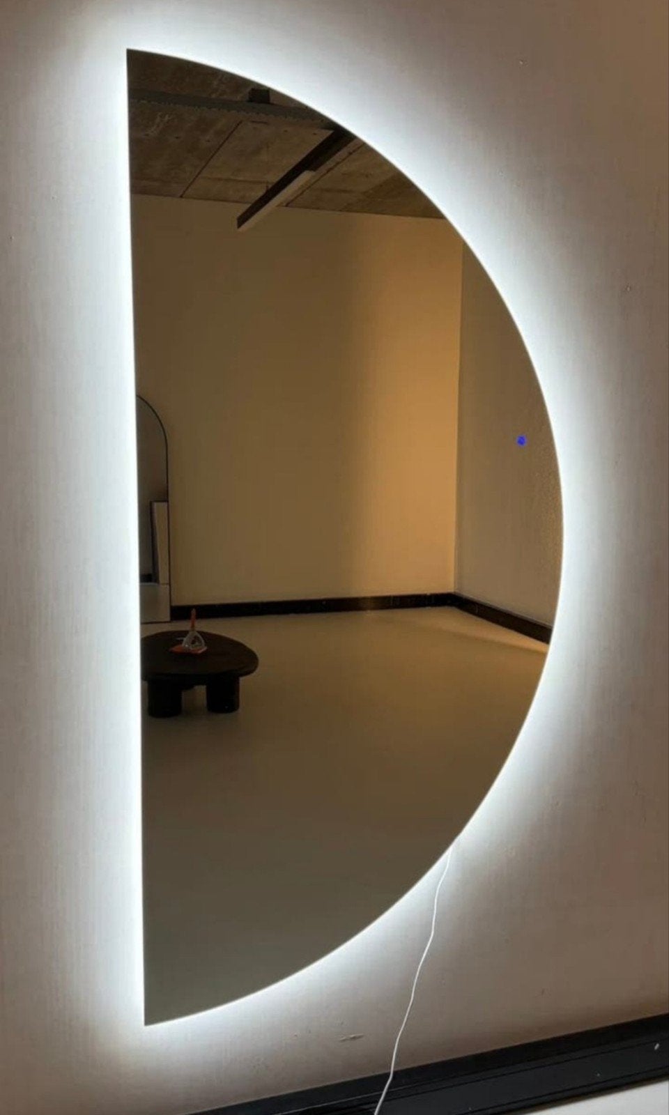 Nieuwe LED spiegel, half rond, met verlichting, Huis en Inrichting, Woonaccessoires | Spiegels, Ophalen, Rond, Nieuw, 75 tot 100 cm