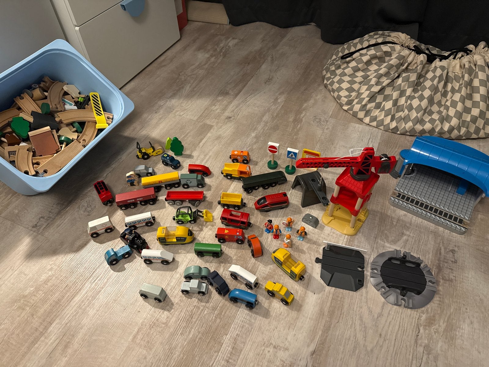 Grote set houten treinbaan, voertuigen en accessoires, Ophalen, Gebruikt