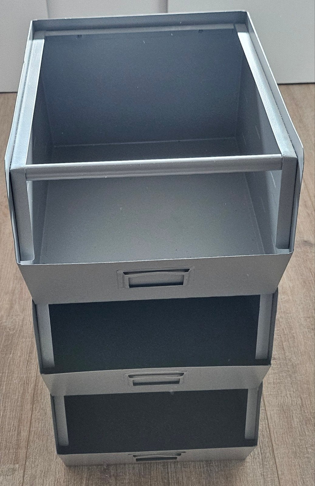 3x Kidsdepot Grijze Metalen Opbergbakken - Stapelbaar & Hand, Ophalen, Minder dan 50 cm, Gebruikt, Minder dan 50 cm