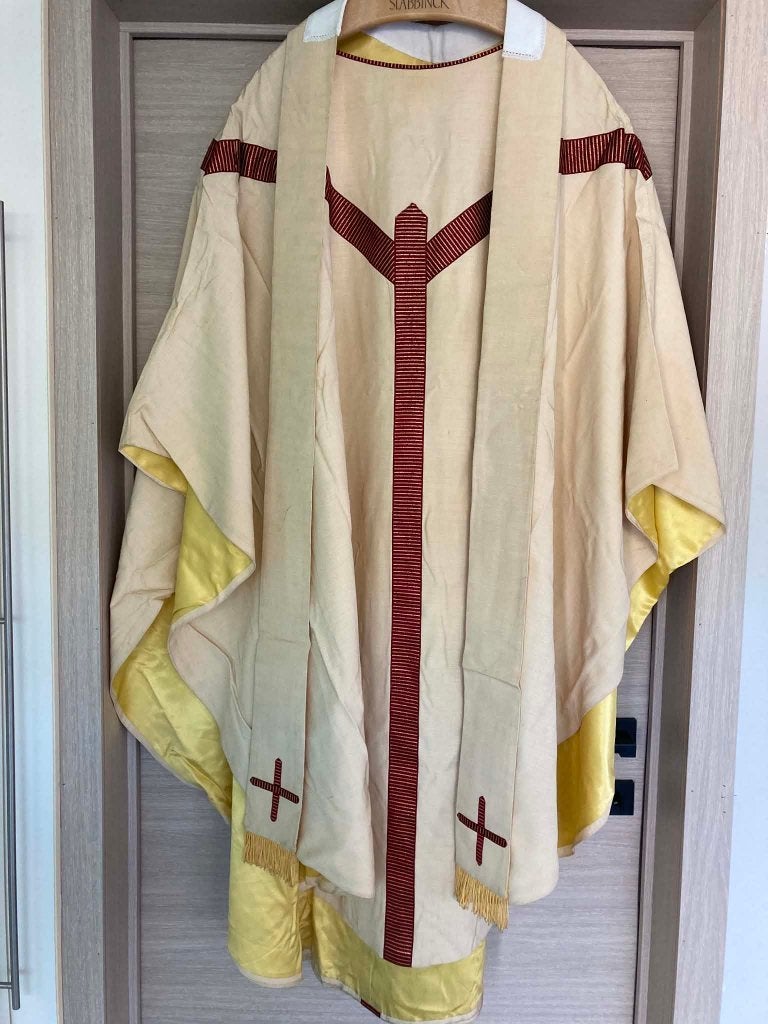 Witte kazuifel IHS met onderstola, Ophalen of Verzenden