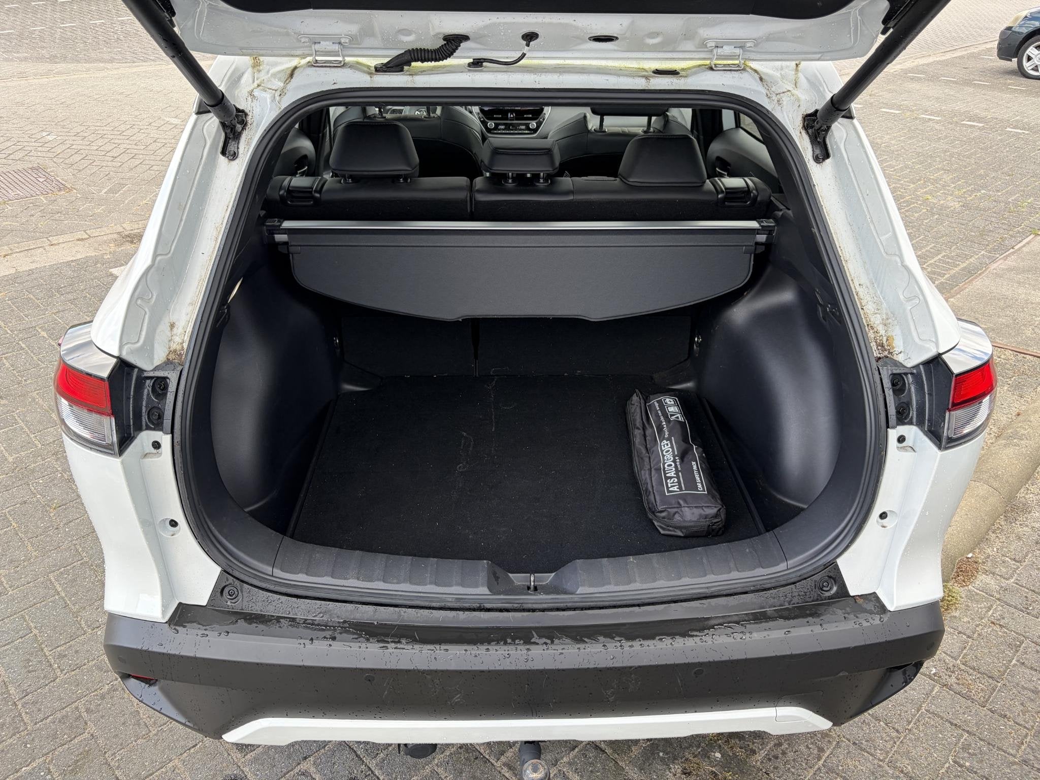 Toyota Corolla Cross Hybrid 140 Style , Premium pack, stoel, Gebruikt, 4 cilinders, Leder en Stof, Wit