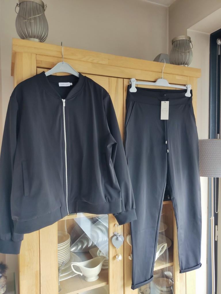 2-DELIG PAK NICOLETTE KLUYVER, ZWART, NIEUW, (TRAVELSTOF), Kostuum of Pak, Zwart, Maat 46/48 (XL) of groter, Nicolette Kluyver