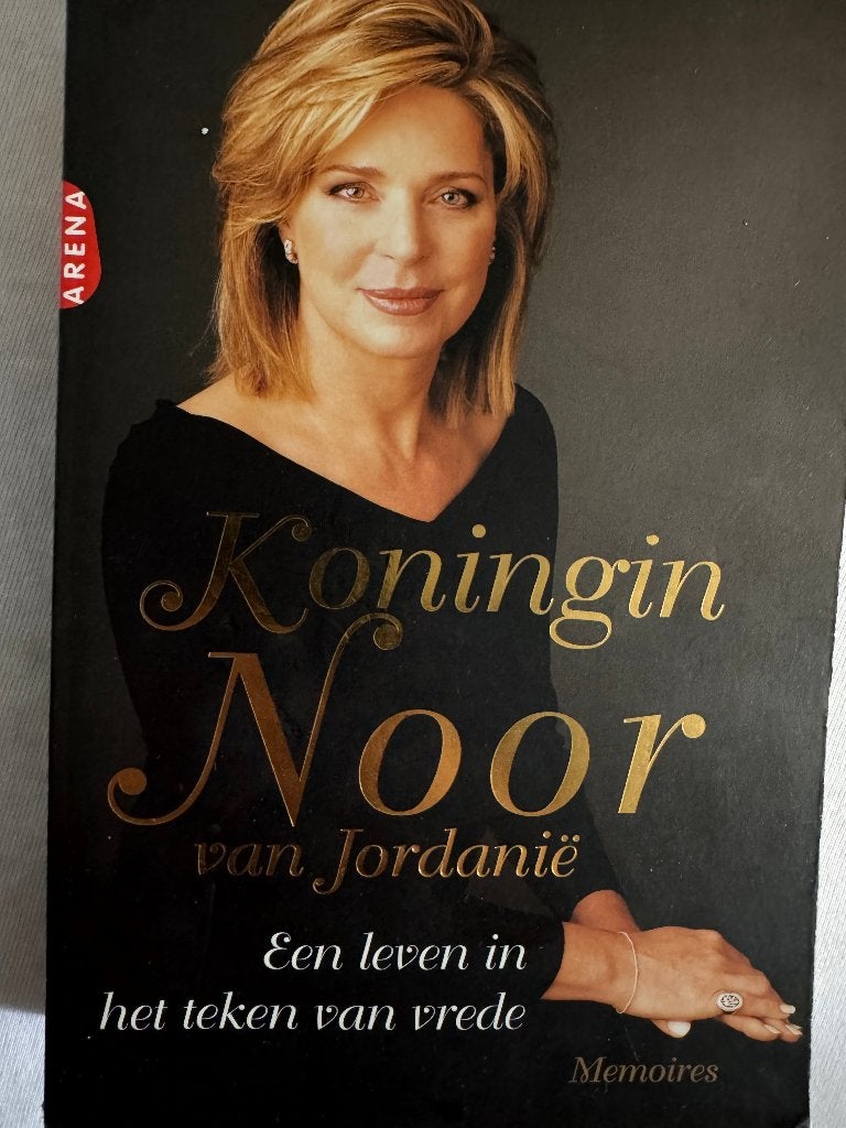 KONINGIN NOOR; EEN LEVEN IN HET TEKEN VAN VREDE, Boeken, Ophalen, Zo goed als nieuw, Politiek