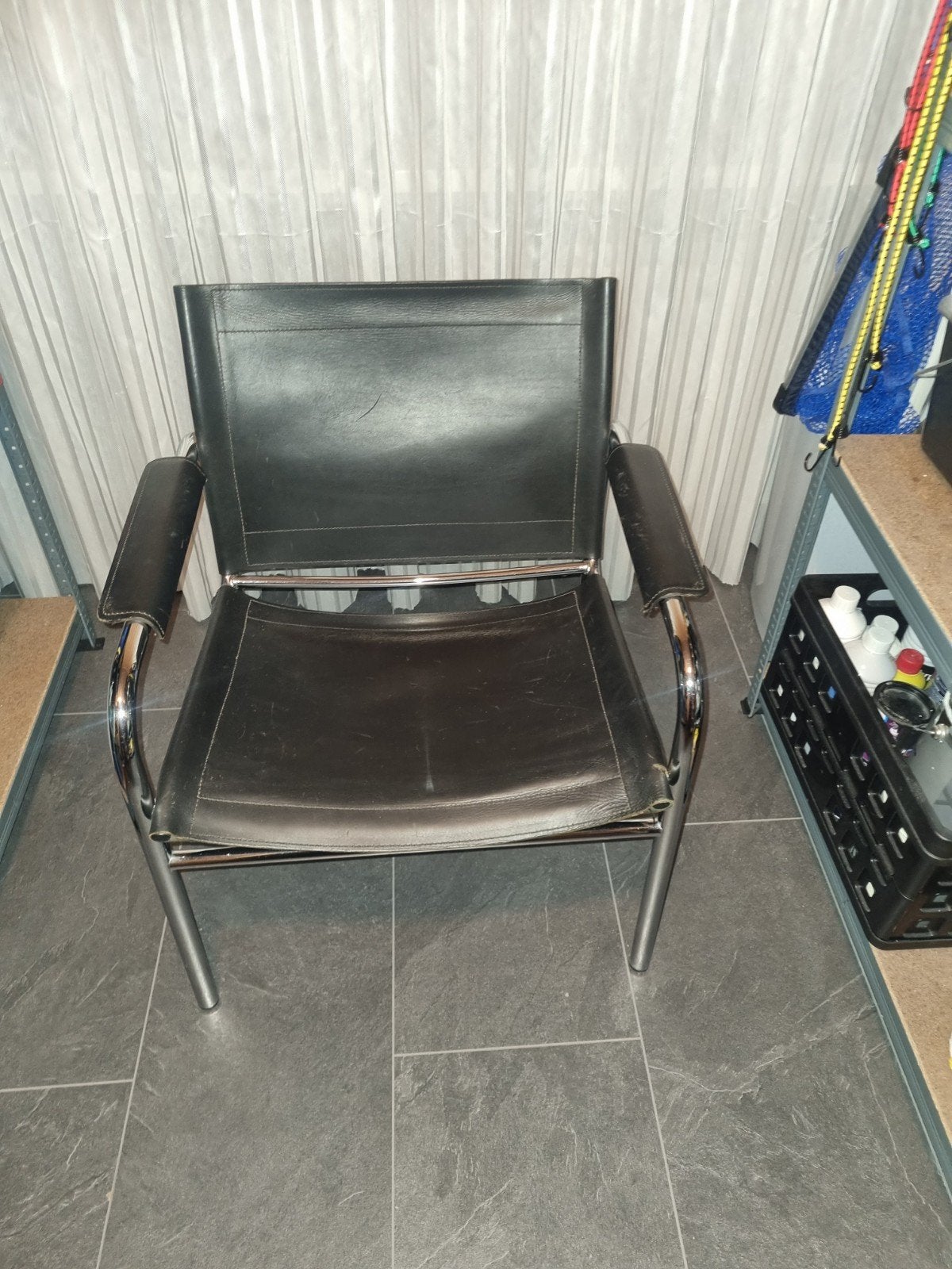 Foto 5 van twee zwaar zwartleren Chromebuizen fauteuils