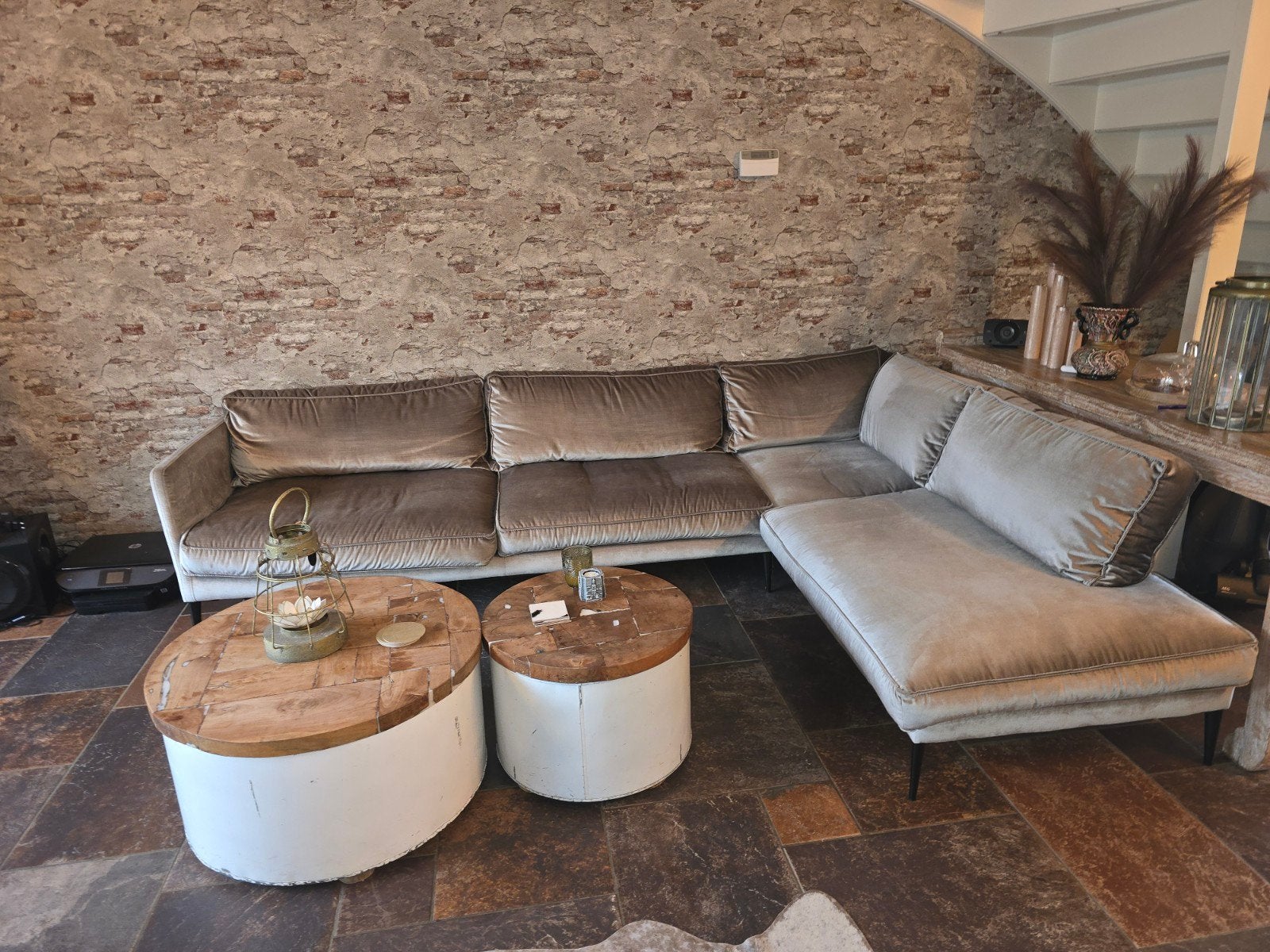 hoekbank Velvet Taupe, Huis en Inrichting, Ophalen, 250 tot 300 cm, Minder dan 75 cm, Zo goed als nieuw