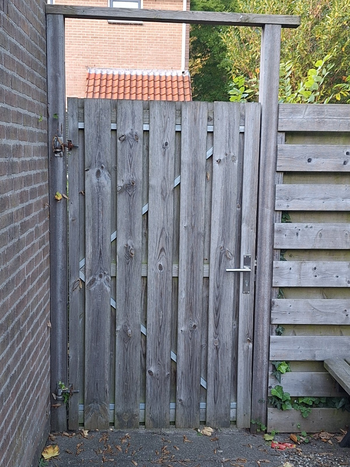 Hardhouten schutting inclusief poort met slot, Tuin en Terras, Ophalen, Minder dan 3 meter, Hout, 1 tot 2 meter