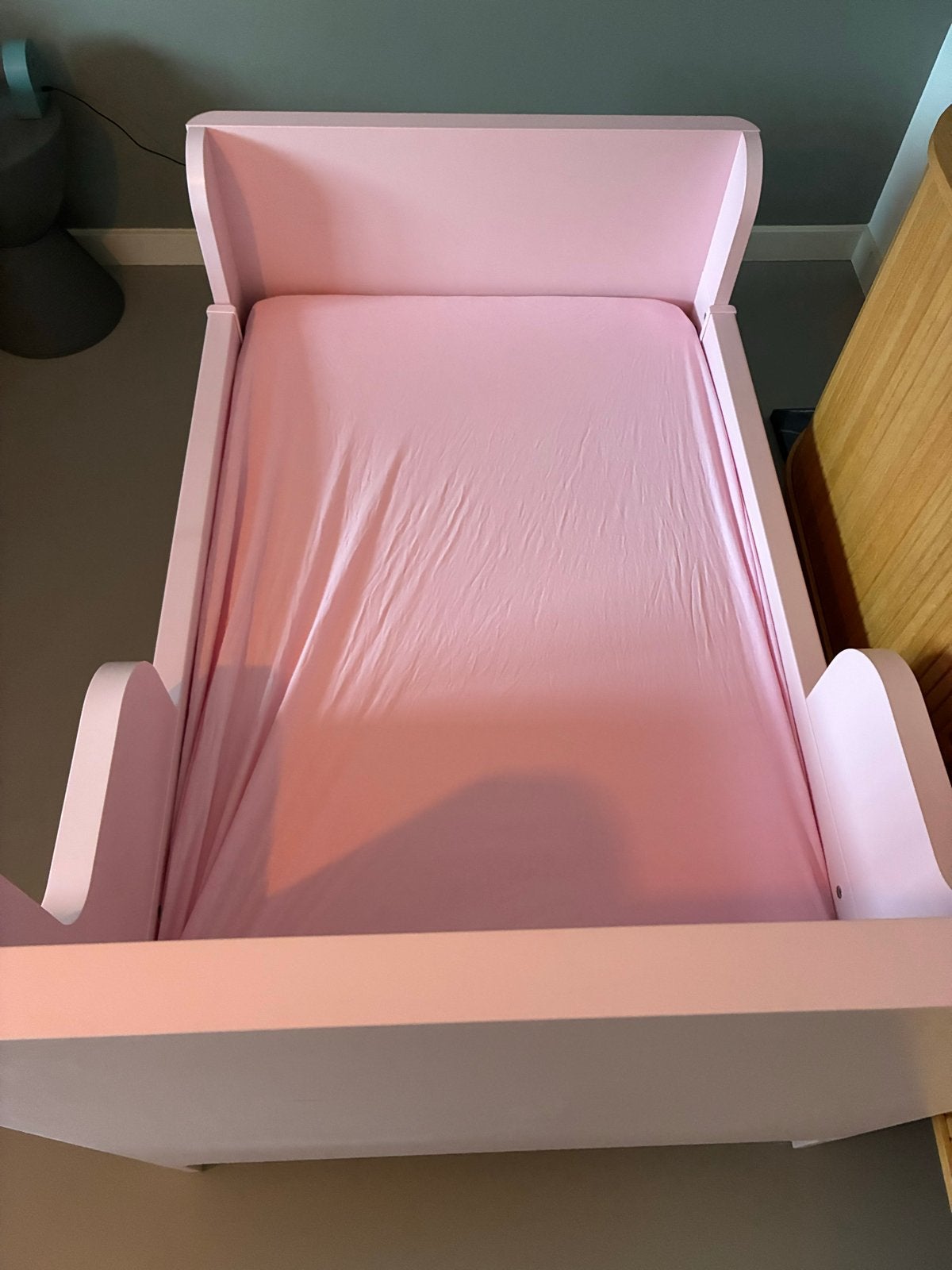 Roze kinderbed met matras - ikea Sundvik, Ophalen, 70 tot 85 cm, 140 tot 160 cm, Zo goed als nieuw