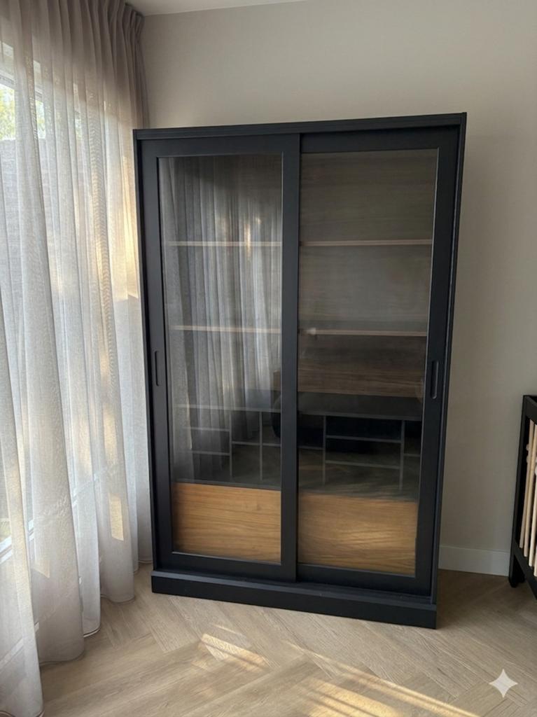 Moderne Woood James vitrinekast met schuifdeuren, Ophalen, 100 tot 150 cm, 150 tot 200 cm, 25 tot 50 cm