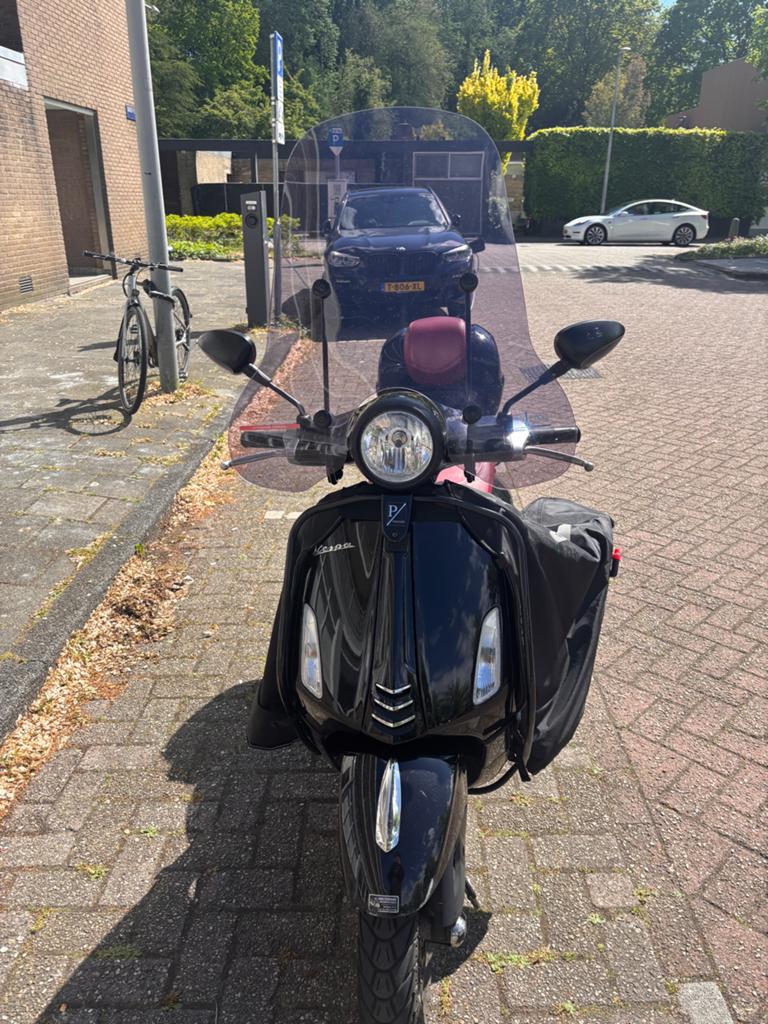 Vespa Primavera 2017 - Rode Zadel, Hoog Windscherm, Full Opt, Fietsen en Brommers, Ophalen, Gebruikt, Overige modellen